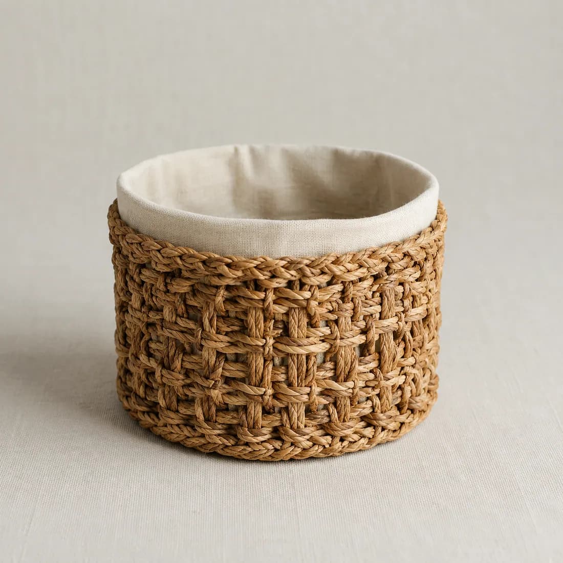 Pot Cover with Liner Ø22 — Seagrass — Seagrass weave, shown empty on a plain background